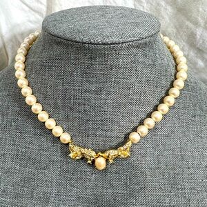 Vintage Richelieu baroque choker 16" end to end
Faux crystals & Pearl gold tone
